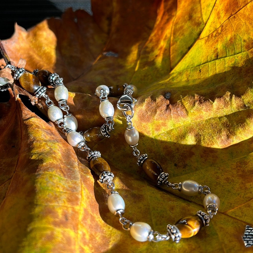 VTG Silver Necklace with silver beads, faux pearls and tiger eye beads - Picture 5 of 5